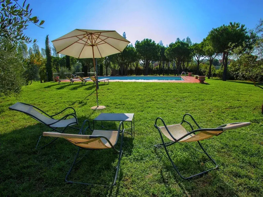 Villa with Spacious Garden, Swimming Pool, Hot Tub, Tennis Court near Cortona