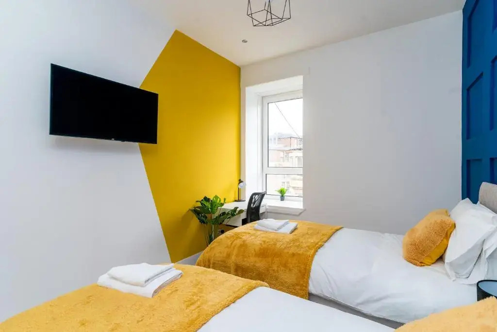 ULTRA LAVISH APARTMENT SLEEPS 4 GUEST COMFY, NETFLIX, 1 x Double Bed , 2 x Single Beds
