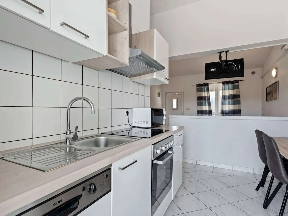 Modern Apartment in Vir With Balcony