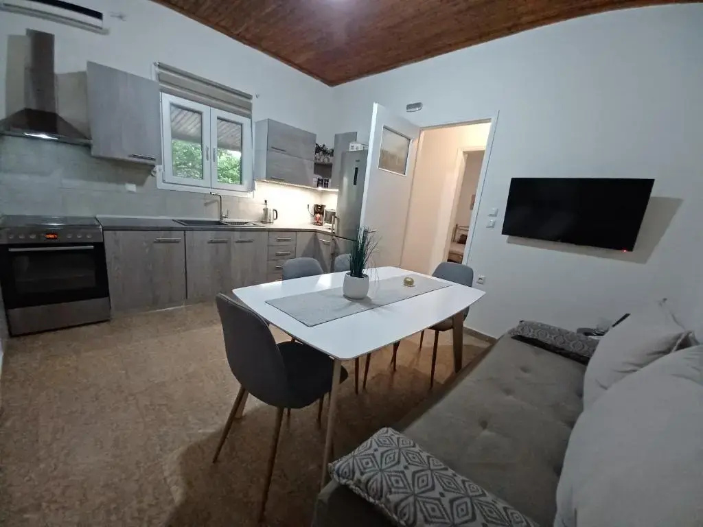 Beach House for up to 9 people near Olympia