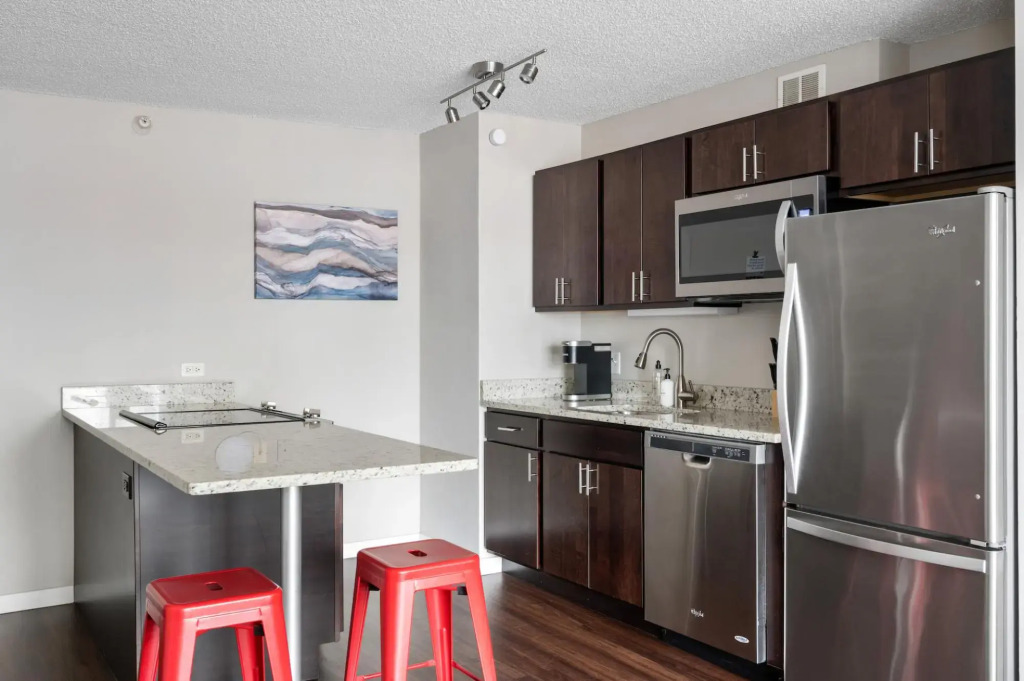 Chicago | Remote Work Friendly Studio w Full Kitchen