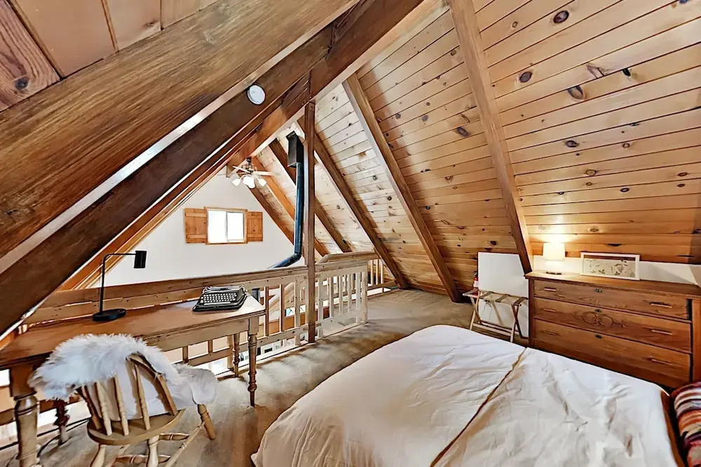 Classic Hideaway In Moonridge - Pool & Deck 2 Bedroom Home