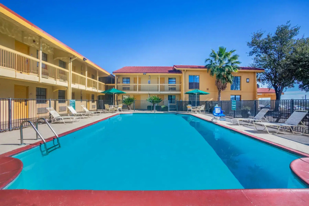 Super 8 by Wyndham Eagle Pass