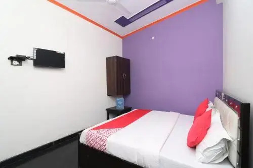 OYO 27763 Tr Hotel