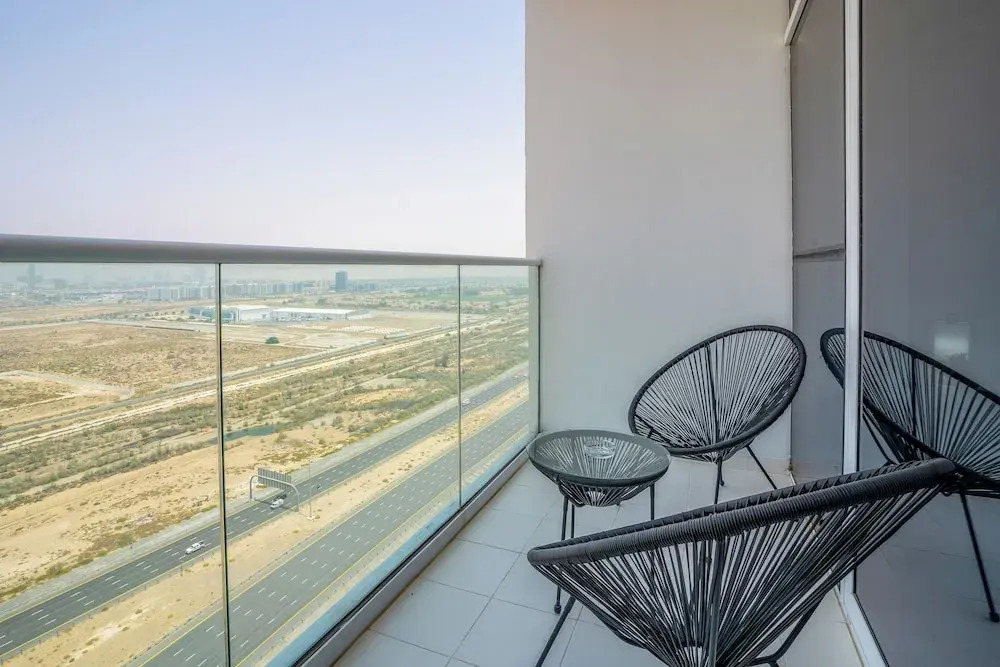 Tanin - Sleek Studio Offering Unobstructed City Views