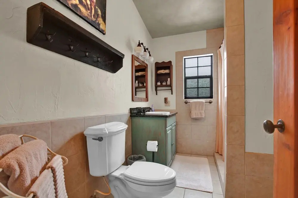 Luxury and Location One Block to Main St With Hot tub and Firepit