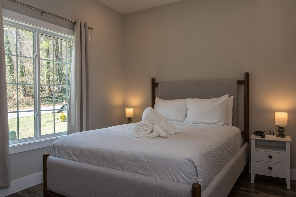 Hendersonville Duplex Sleeps 8 Free Tix