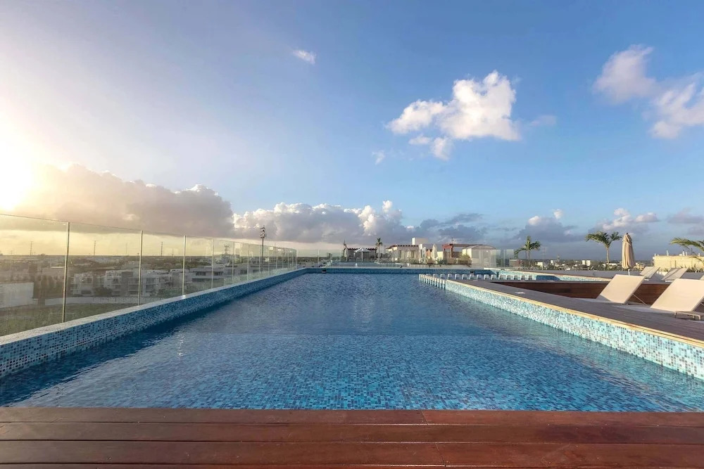 One Bedroom, Great Location, Large Roof Pool With Beautiful Views, Gym