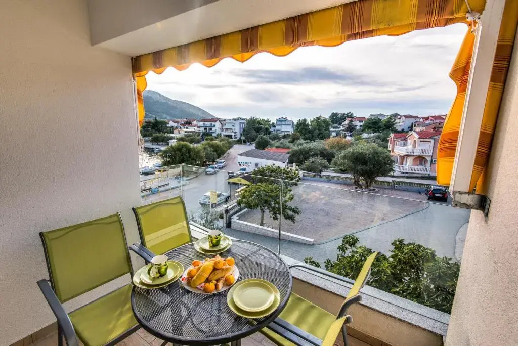 Holidays Roko - Sea View Apartments with Pool
