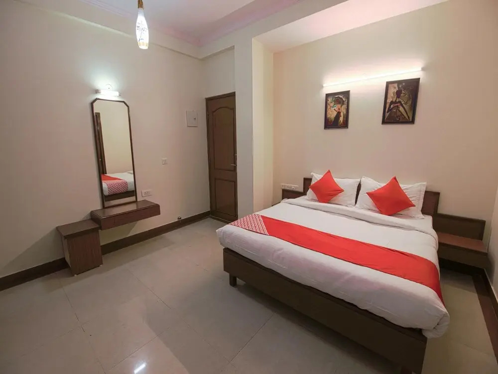 OYO 13643 Hotel Maharaja Palace