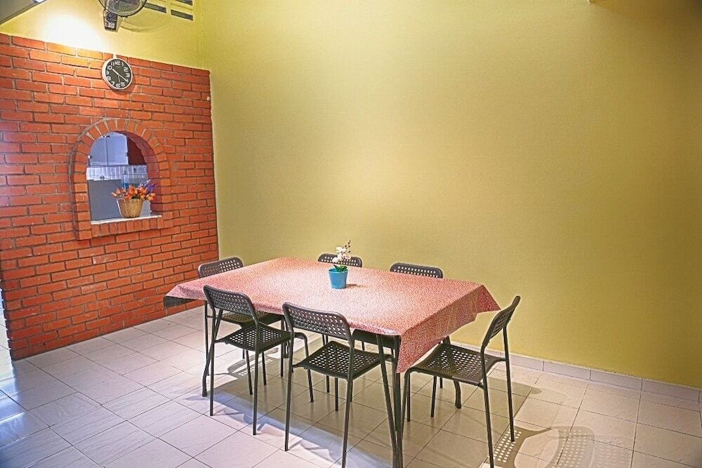 19, Maxi GuestHouse ||2 Mins Walk to Taman Bahagia LRT