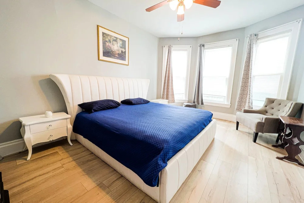 THE 1023 With Private Yard & Parking, Near Falls & Casino by Niagara Hospitality