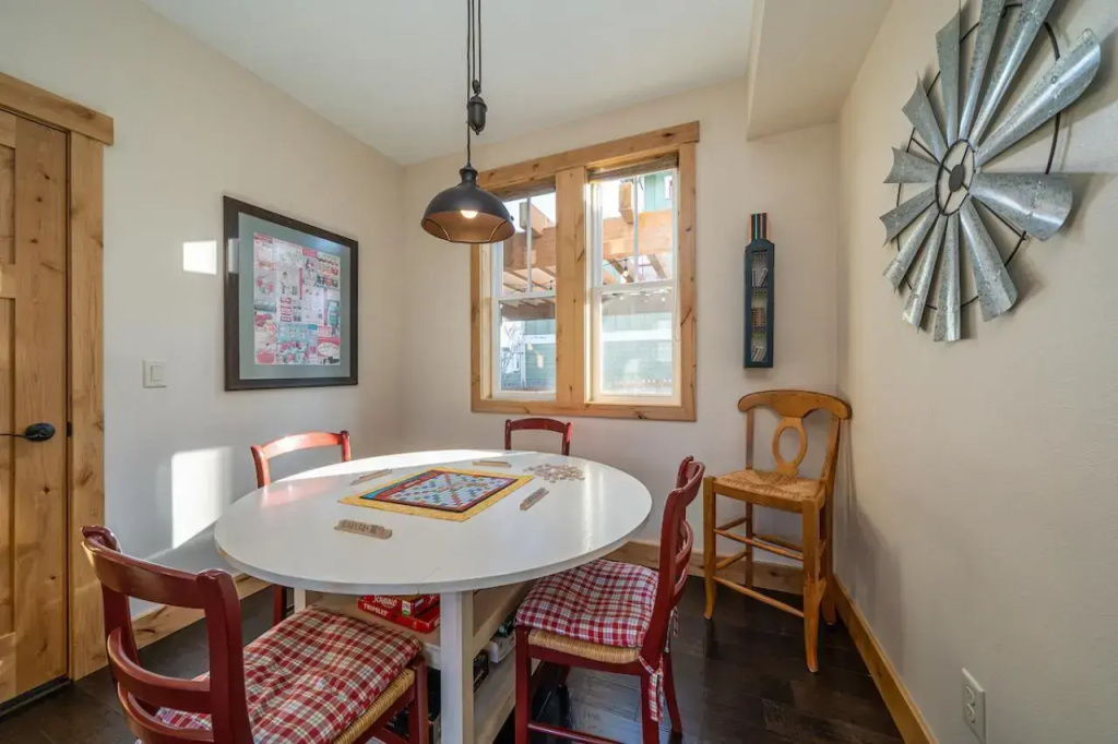 Driftwood Cottage with Carriage House #6CH