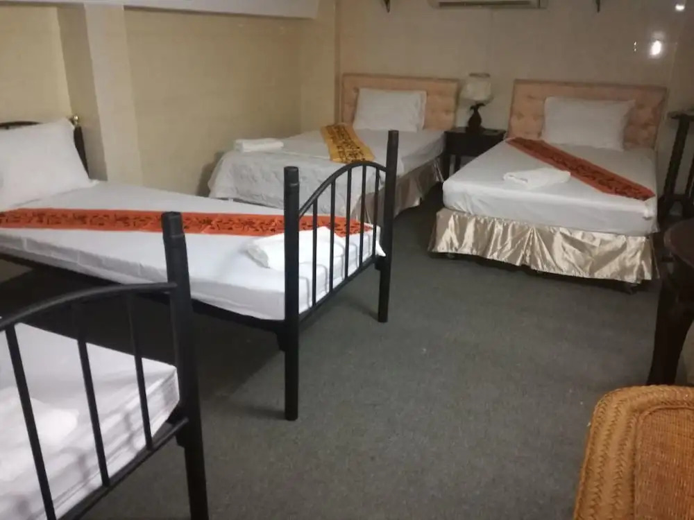 Ruchi India Restaurant & Guesthouse - Hostel