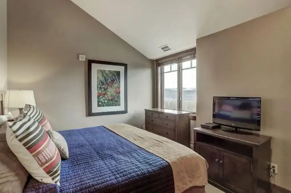 Crystal Peak Lodge 4 Bedroom Ski in, Ski out Slopeside Condo at the Base of Peak 7