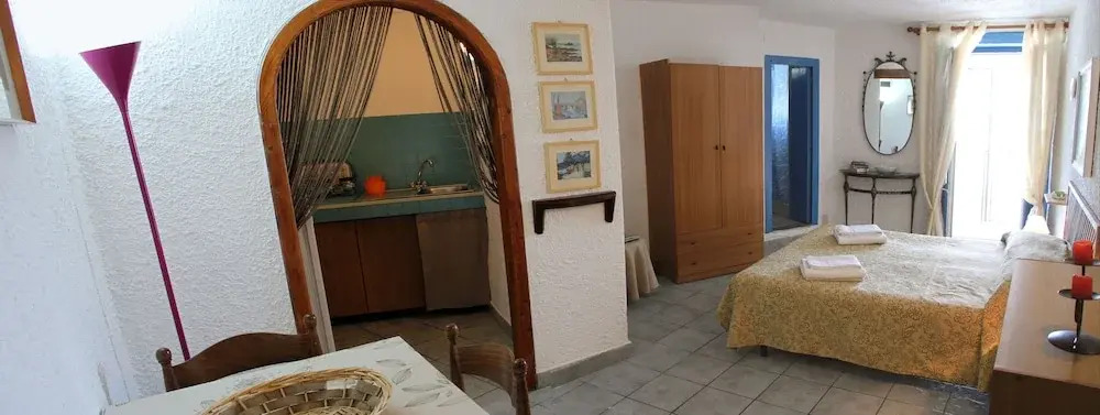 A charming studio apartment with terrace overlooking the sea
