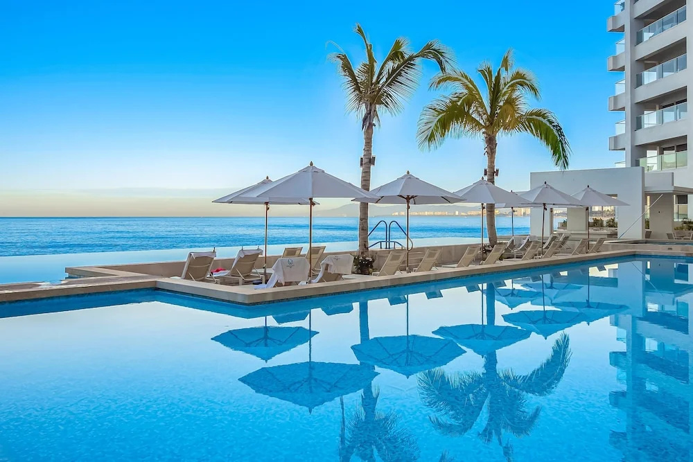 Luxury Oceanfront Apartment With Private Balcony, Rooftop Pool & gym Access