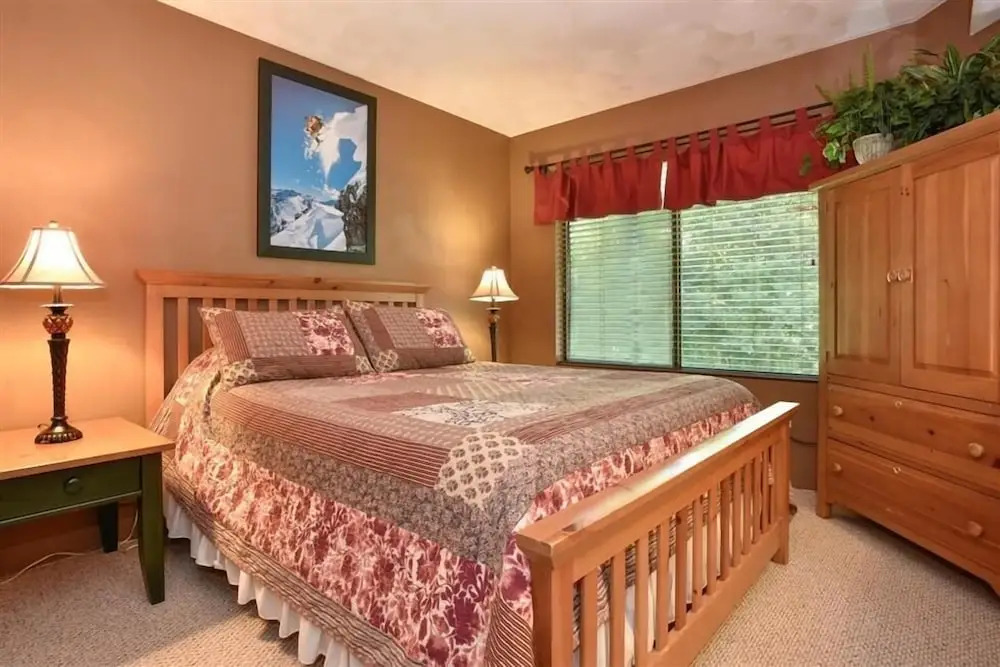 Seven Springs 2 Bedrooms Premium Condo, fireplace and a view by RedAwning
