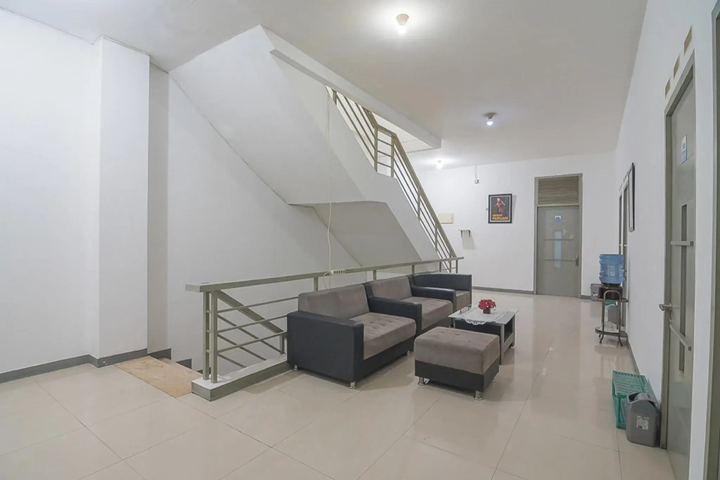 RedDoorz Hostel near Braga Citywalk