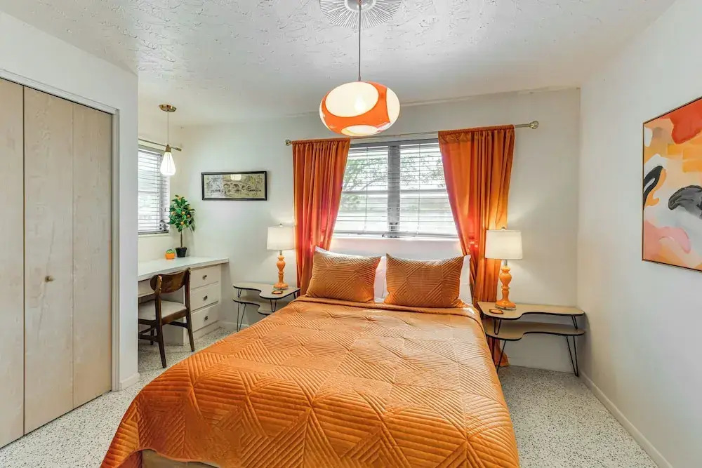 Lanai & Pet Friendly! Retro-chic Sarasota Home!