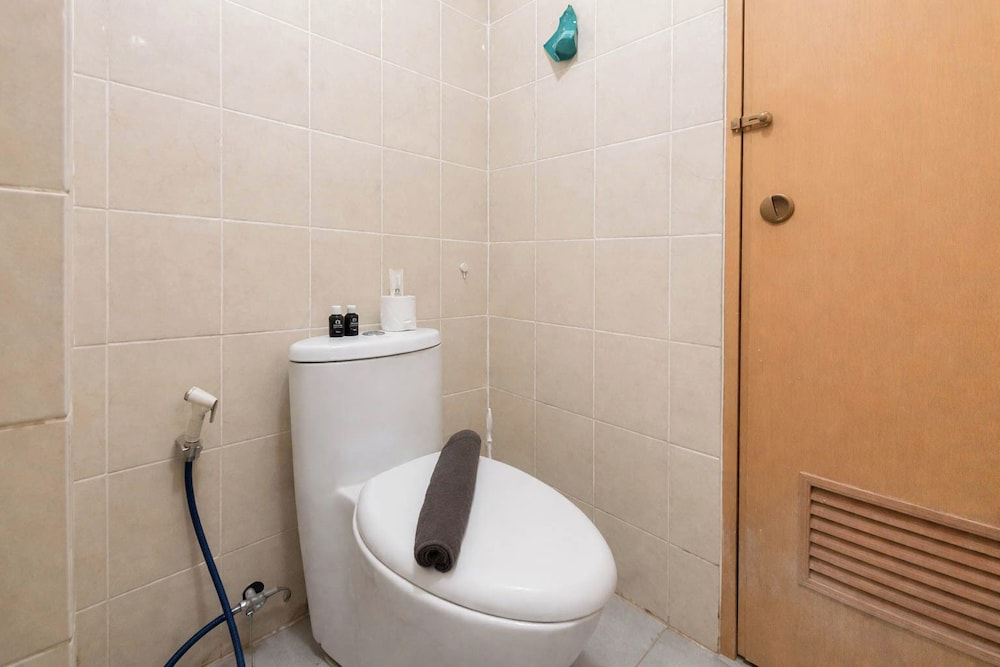 Homelike And Minimalist 2Br At Apartment Pinewood