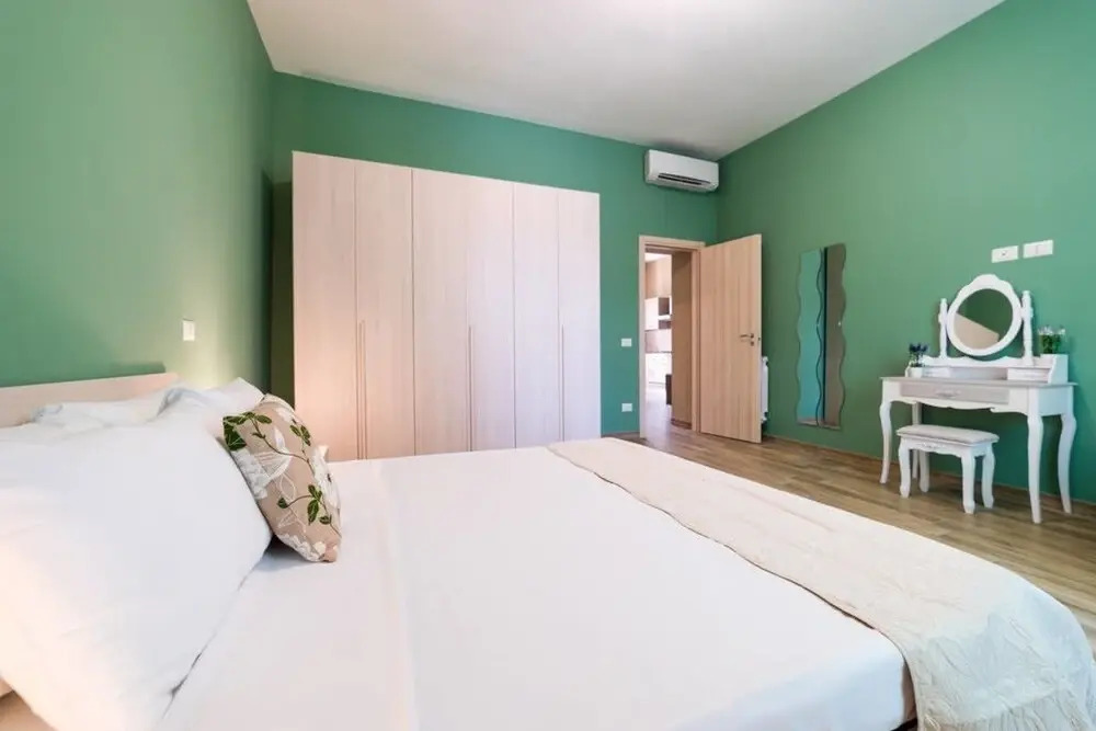 Colorful Renewed Apartment Close to St. Peter's