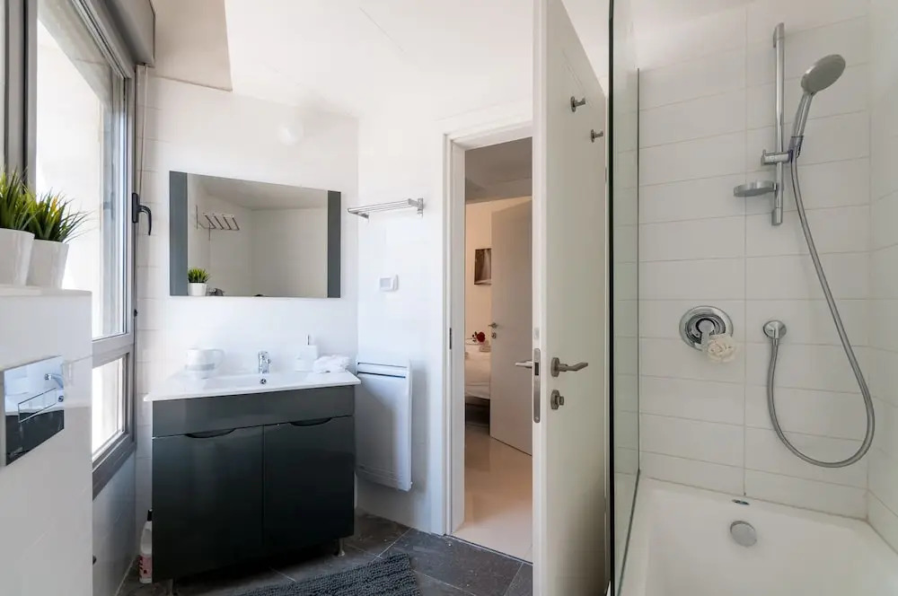 Best Location New Apt Full Amenities