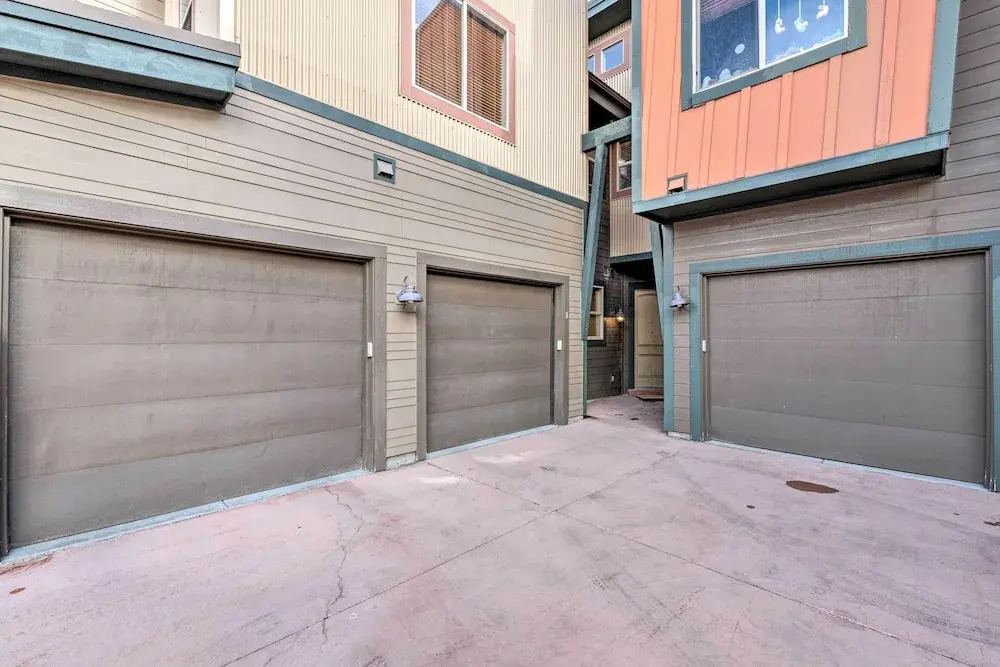 Walkable Park Mountain Getaway: Hot Tub & Views!