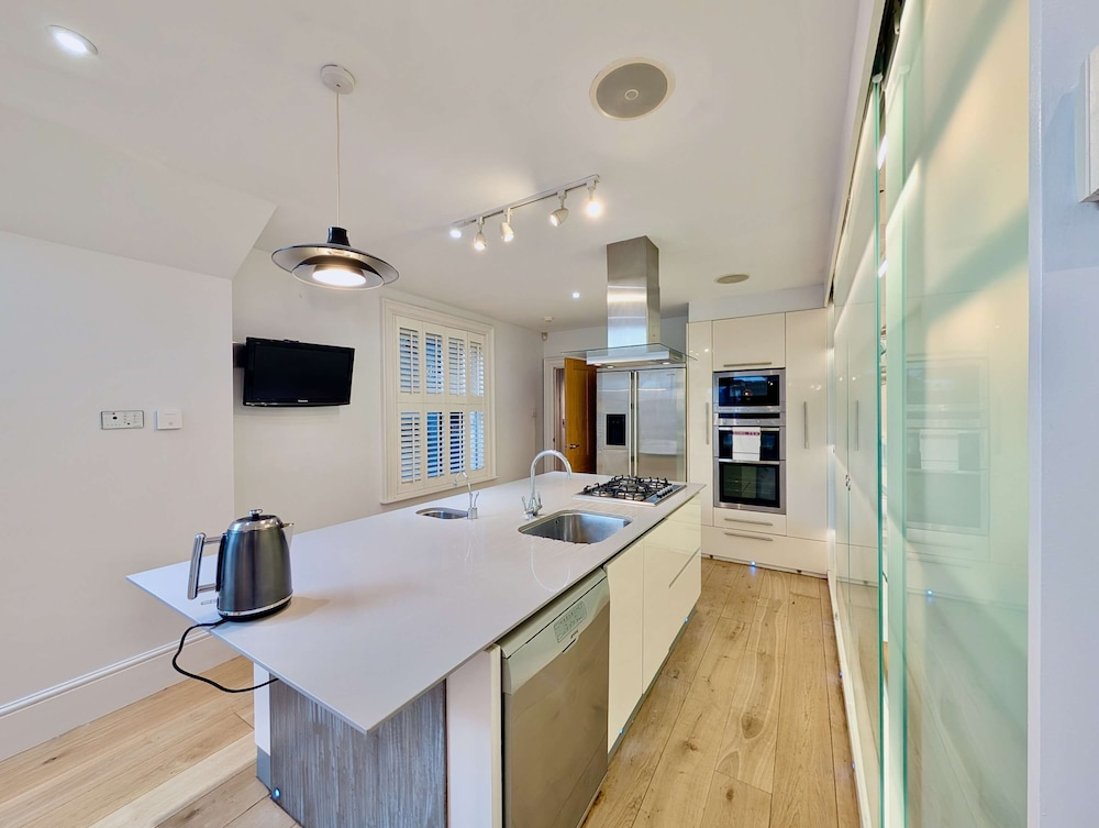 Stunning 4 Bedroom House in Old Windsor