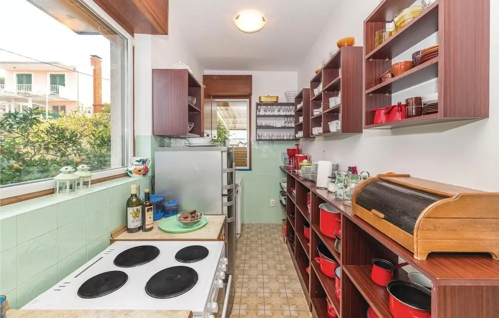 Amazing Home in Seget Donji With Wifi and 5 Bedrooms