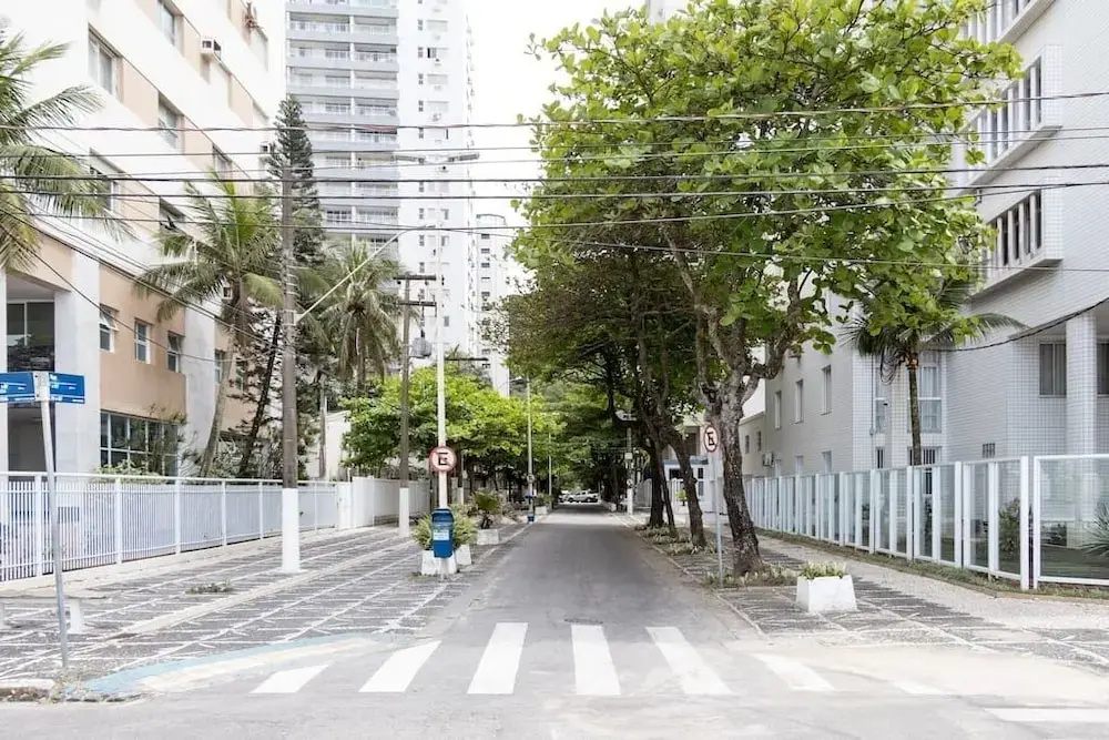 pequeno e aconchegante meia quadra da praia