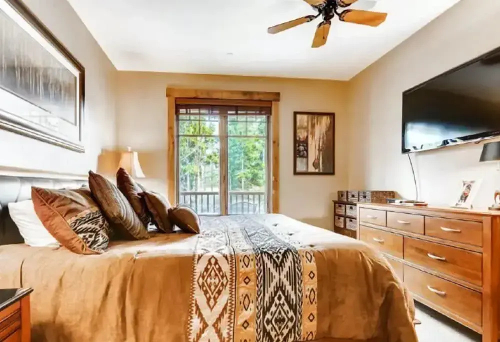 Luxury 2 Bedroom Mountain Vacation Residence With Hot Tub, Pool, and Easy Access to Ski Slopes