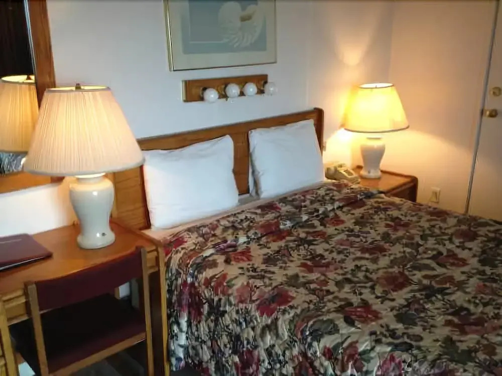 Cozy Cove Beachfront Resort Inn