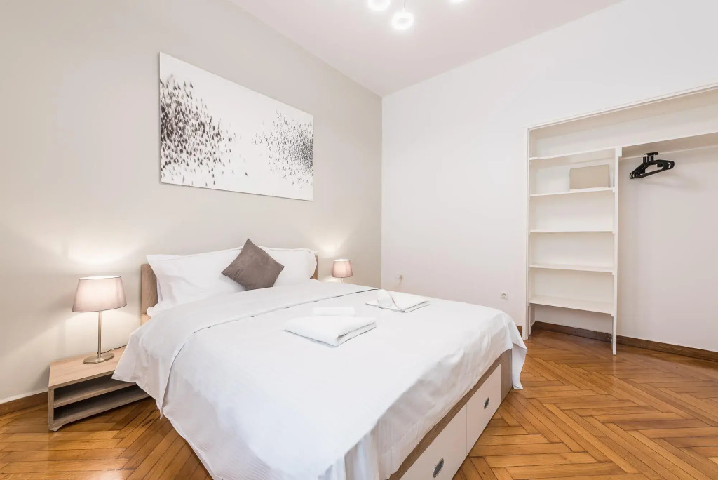 Cute and central apt for 3