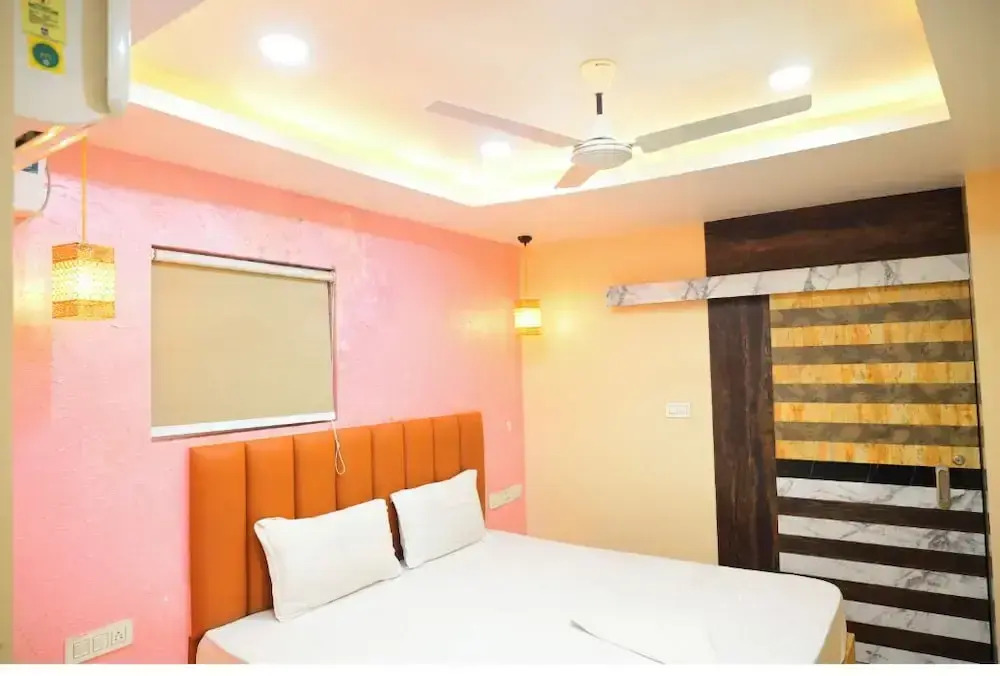 DhamStay Hotel Santosh Inn Near Temple