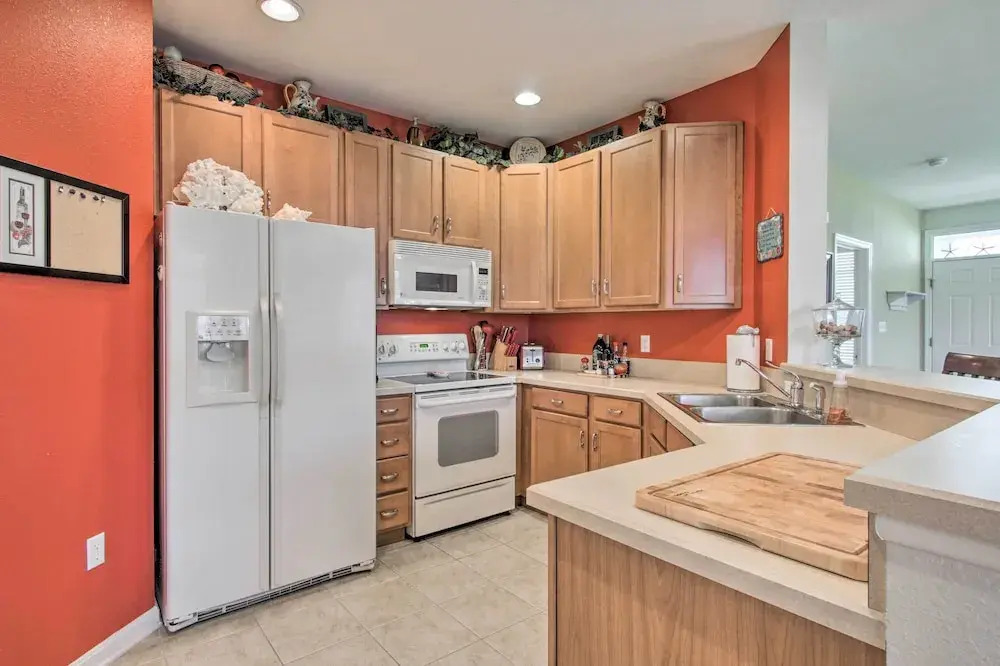 4 Mi to Bethany Beach: Sunny Escape w/ Porches!