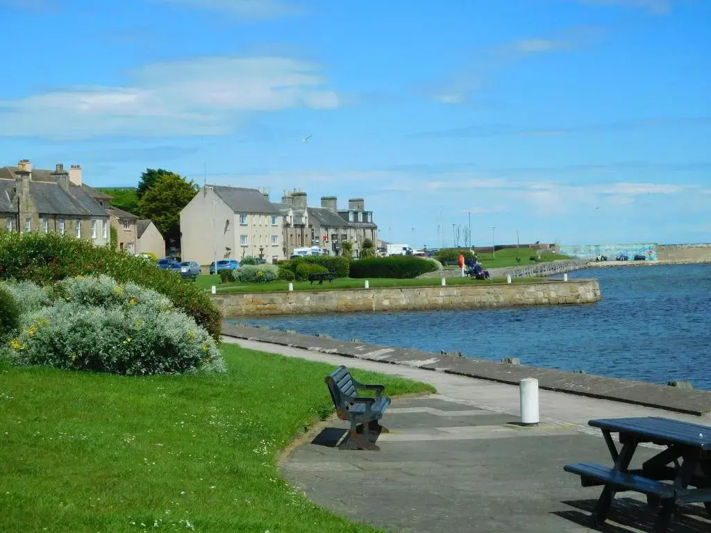 WELCOMEHOUSE close to east beach, shops, restaurants and RAF base