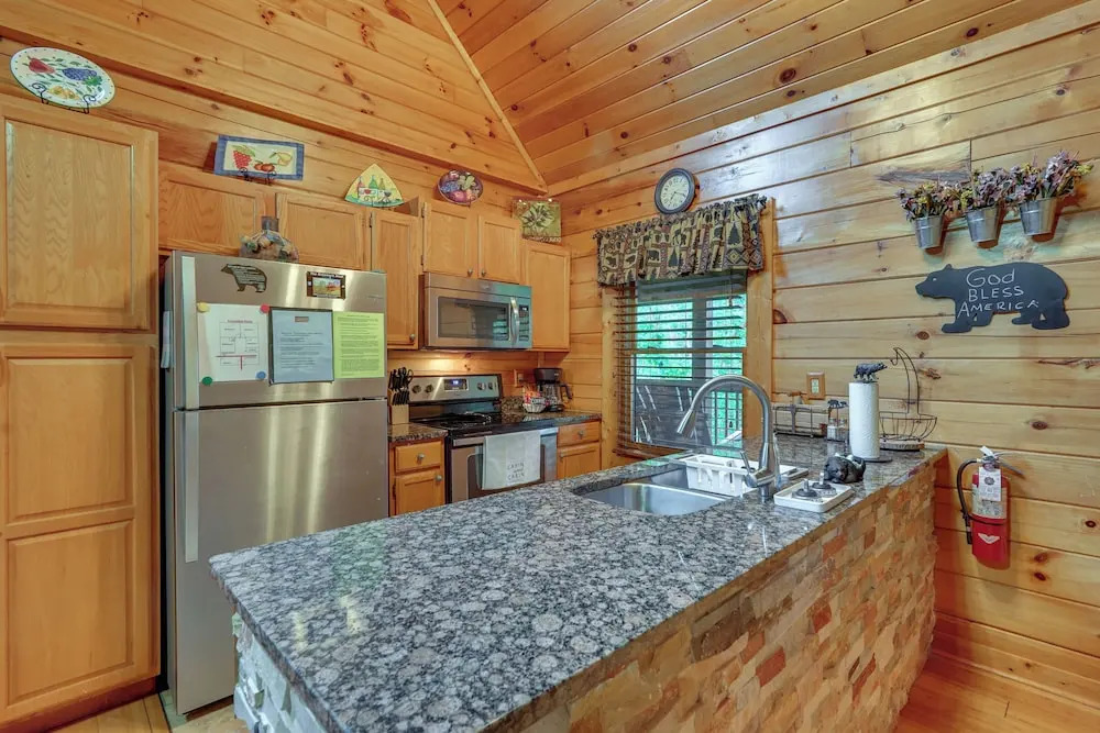 The Dreamer's Nest Sevierville Cabin w/ Hot Tub!