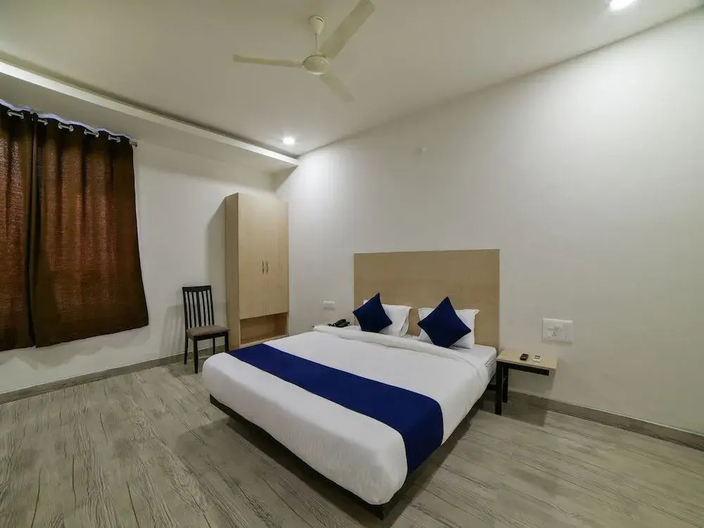 OYO 18833 SilverKey Babylon Whitefields