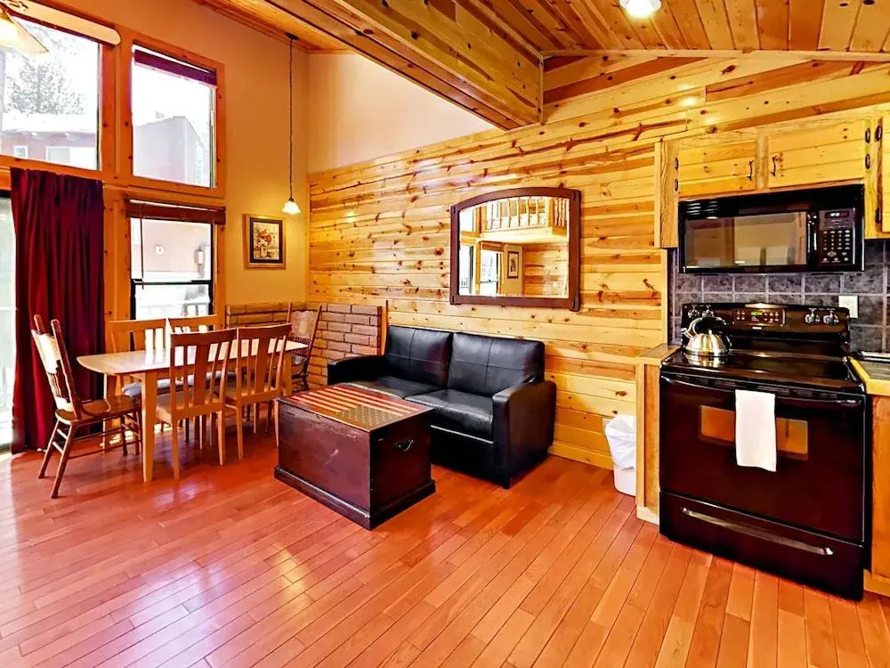 2BR 2BA Heavenly Condo by RedAwning