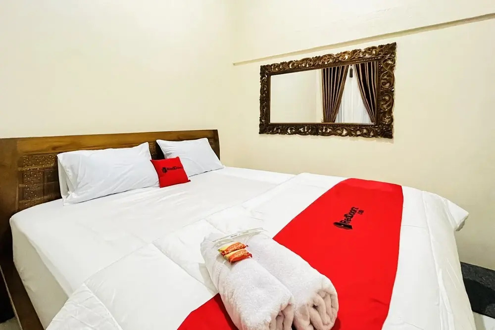 RedDoorz @ Gunari Guest House Merek Karo