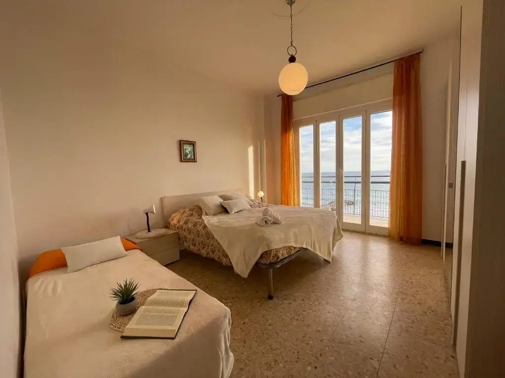 [Via XXV Aprile] 4 Locali - Di Fronte al Mare