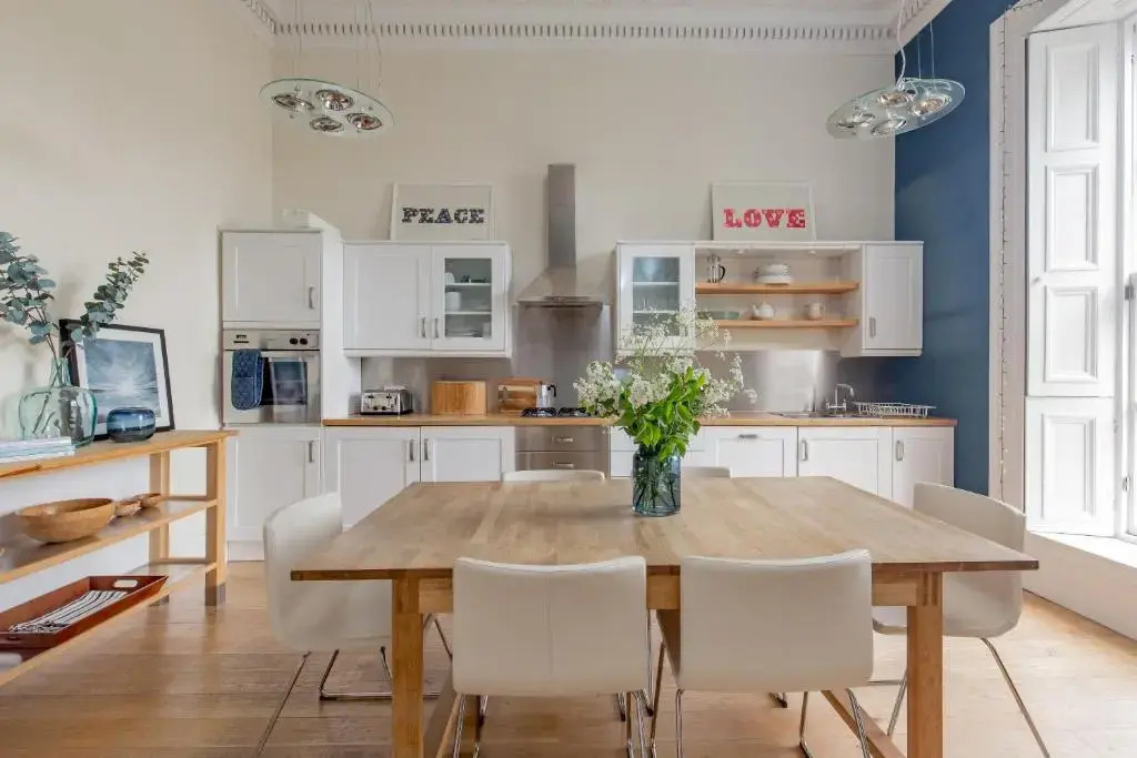 325 - Delightful 2 bedroom apartment situated in typical 18th century square