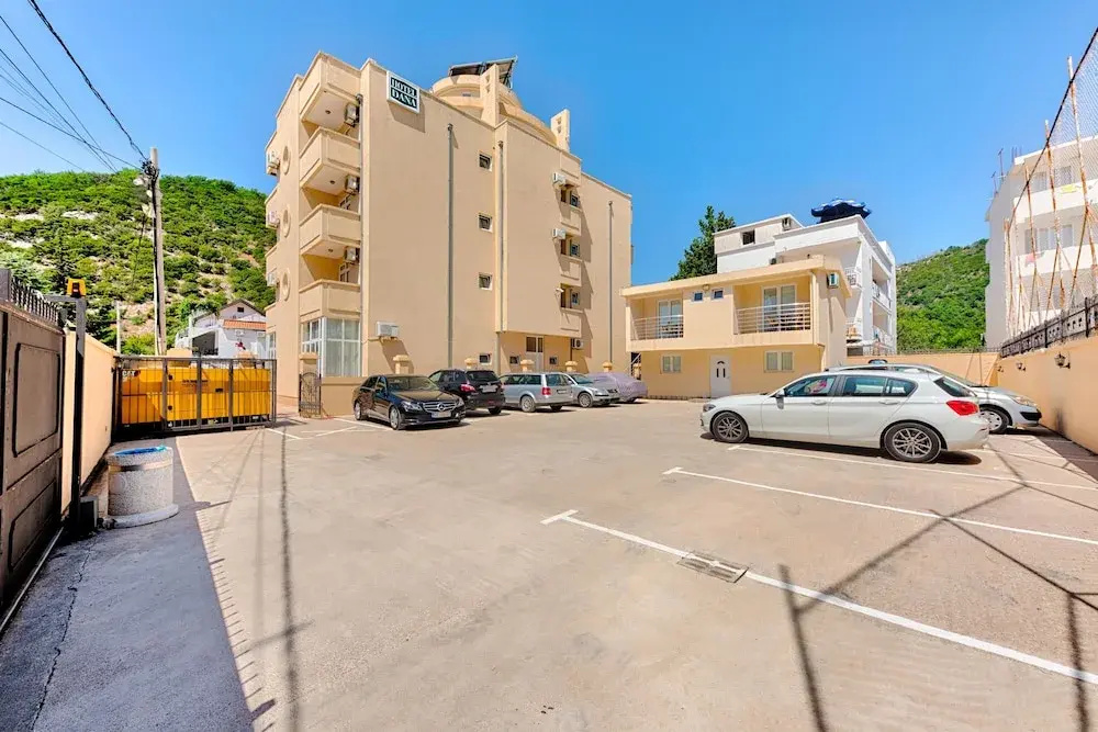 HOTEL DANA