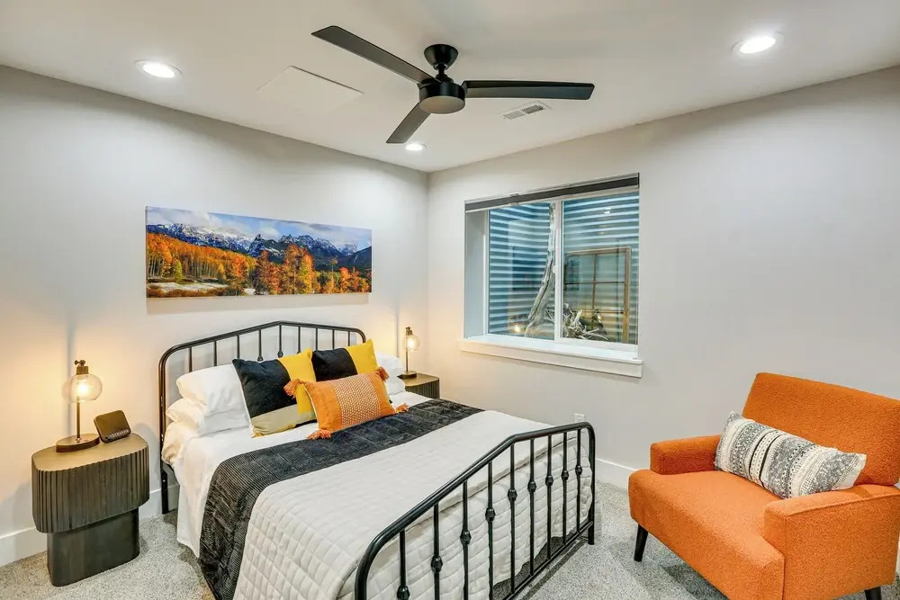 Hot Tub & Mtn-view Rooftop Deck: Golden Home