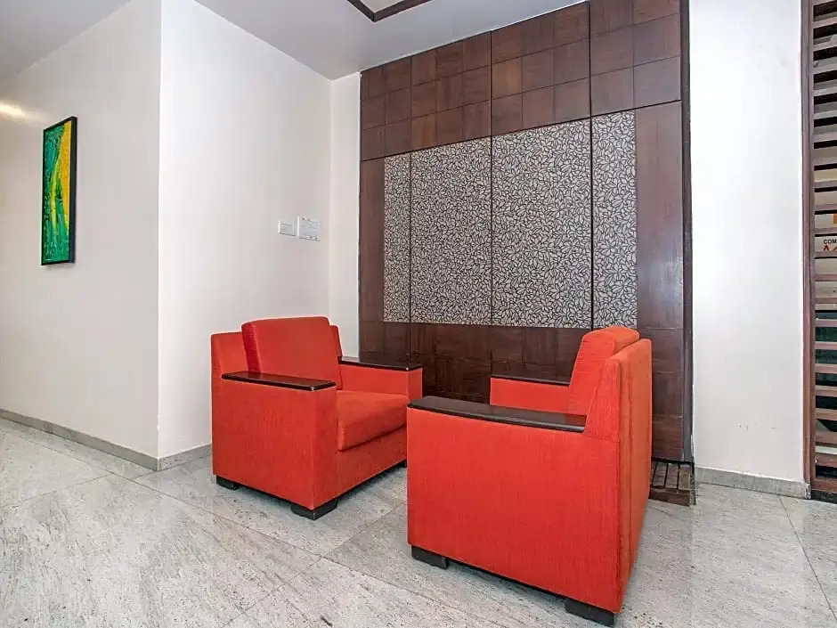Capital O 490 Hotel Compact Maple Leaf