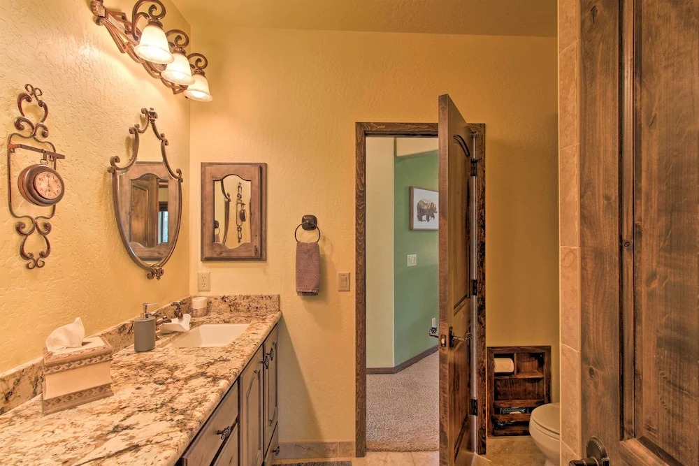 Centrally Located: Lavish Pinetop Paradise!