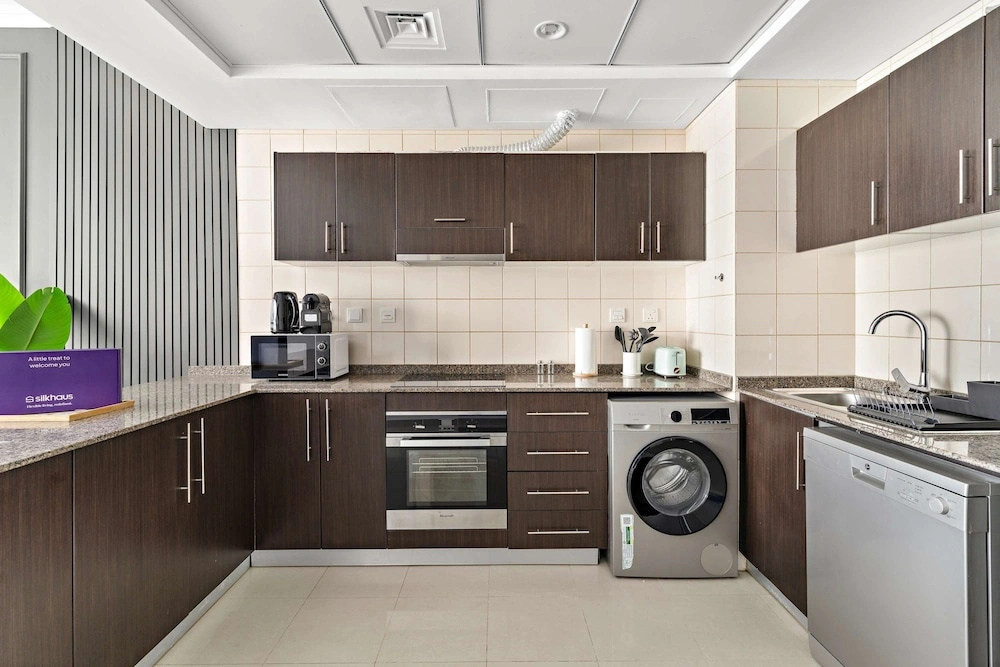 Silkhaus Modern 1BR Dubai Marina Bay Central