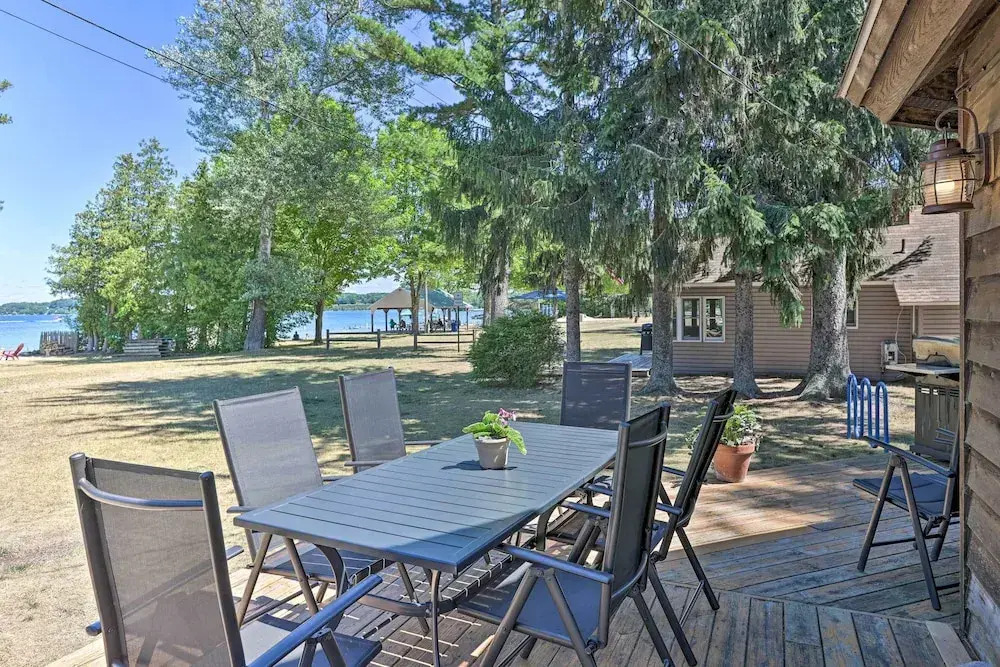 < 1 Mi to Dtwn! Lakefront 'manitou Cottage'