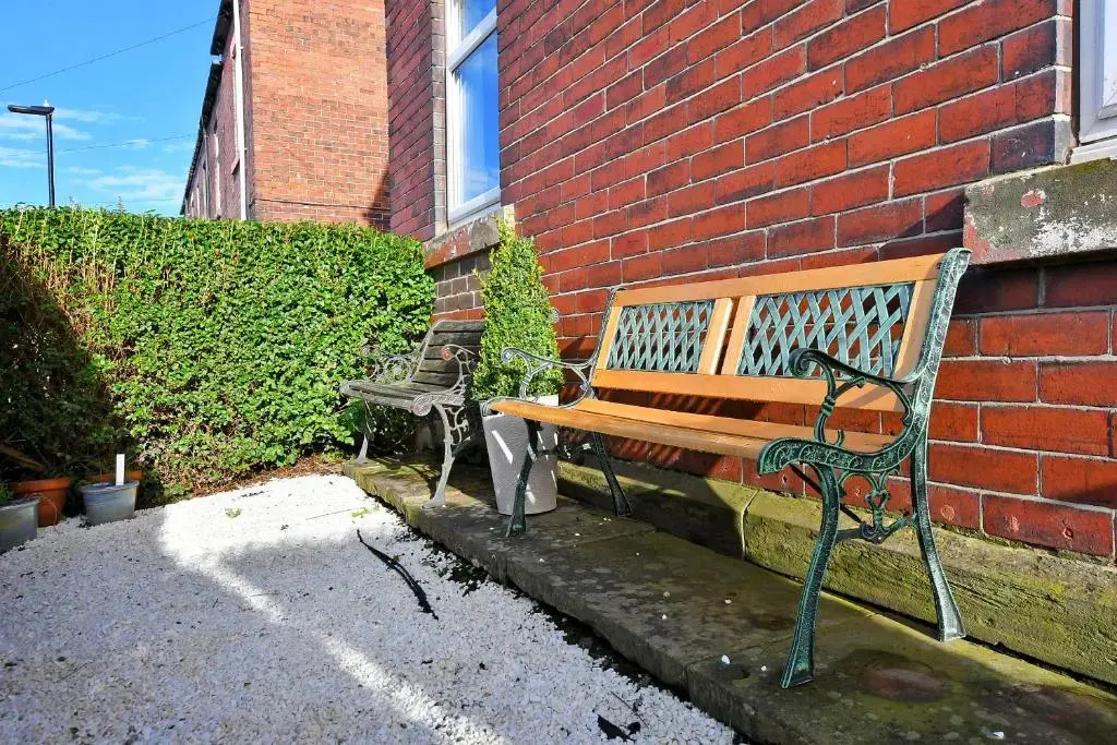 Spacious 4BR, Parking, Near Centre, Accommodates 7